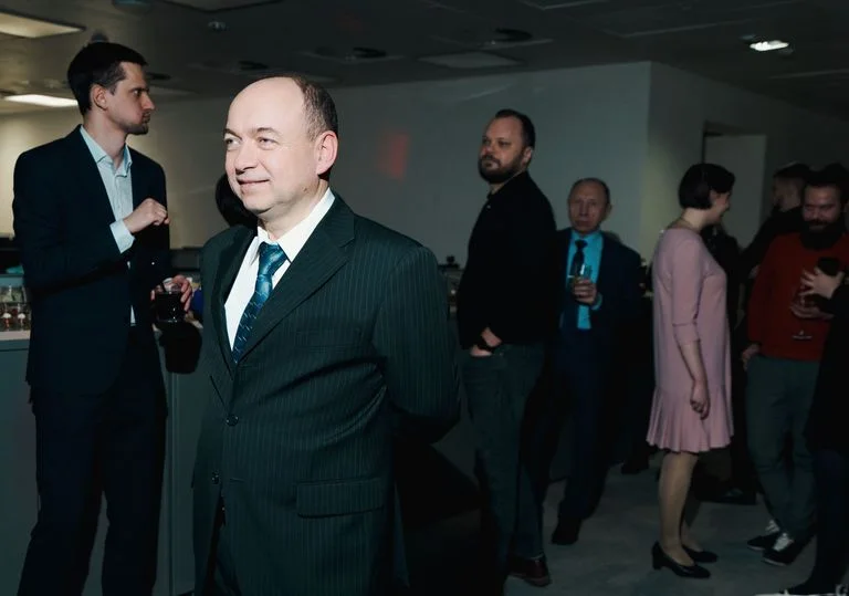 Мужчина улыбается в зале