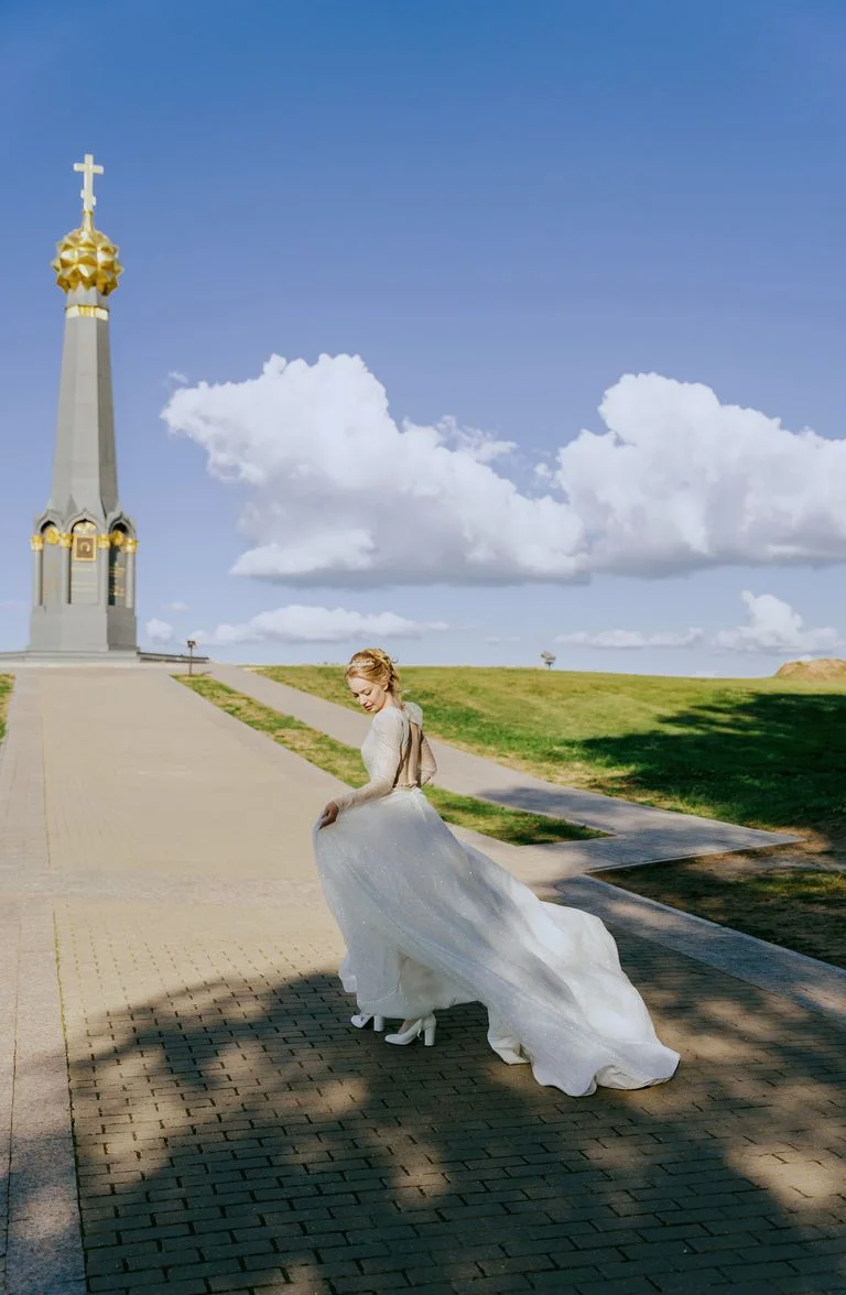 Невеста в летящем платье на открытой площади