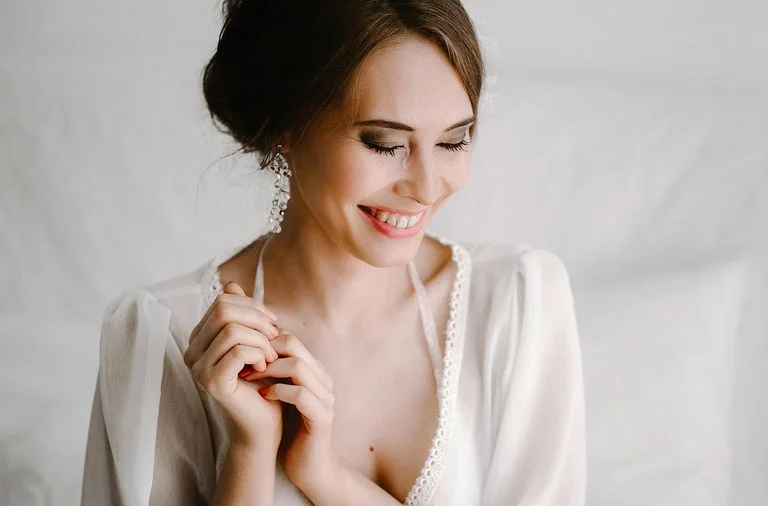 Невеста с букетом у лица
