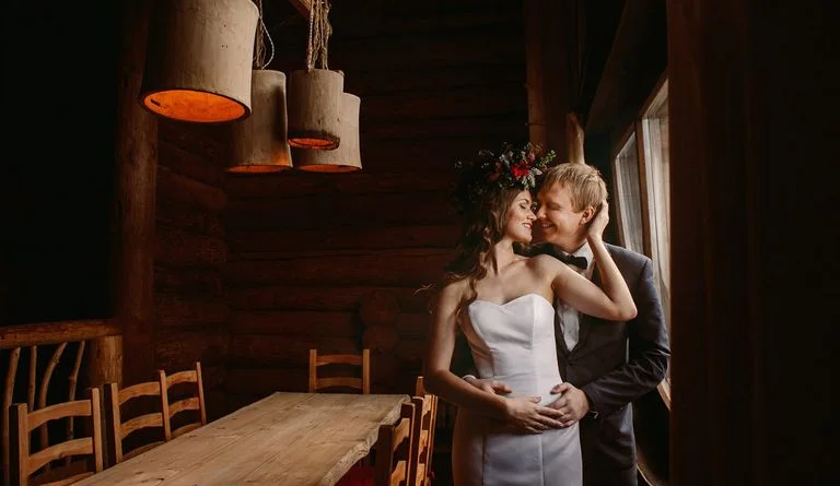 Невеста на деревянной скамье